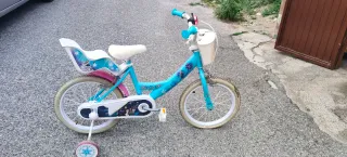 Bicicleta infantil azul con ruedines
