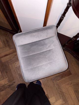 Taburete de bar gris y metal