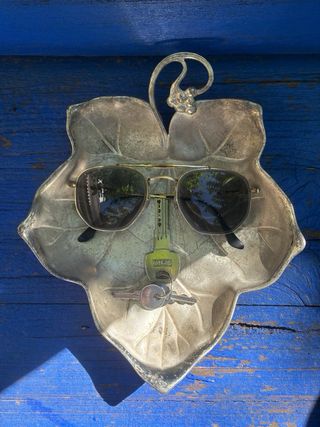 Bandeja antigua hoja de metal plateado.