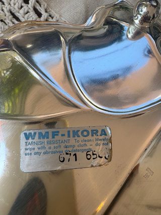 Bandeja antigua hoja de metal plateado.