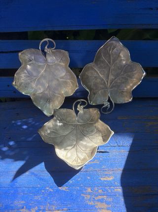 Bandeja antigua hoja de metal plateado.