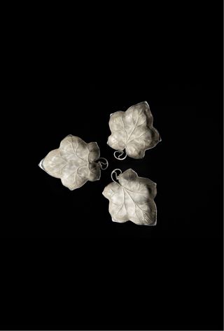 Bandeja antigua hoja de metal plateado.