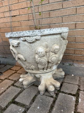 Maceta de piedra decorada