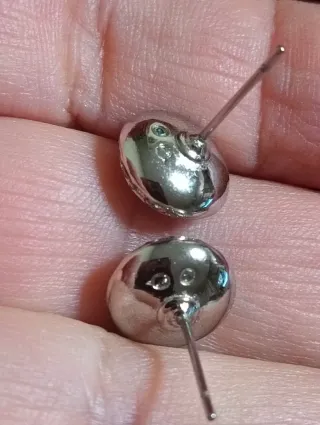 Pendientes brillantes con tuerca