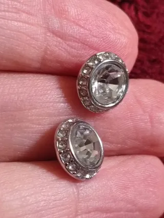 Pendientes brillantes con tuerca