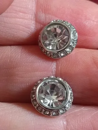 Pendientes brillantes con tuerca