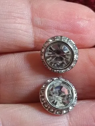 Pendientes brillantes con tuerca