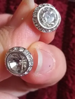 Pendientes brillantes con tuerca