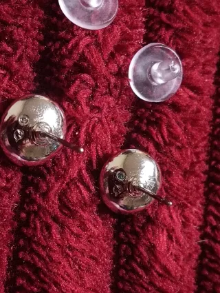 Pendientes brillantes con tuerca