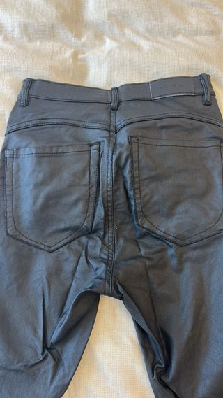 Pantalón efecto cuero Stradivarius Talla 36