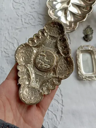 Set di oggetti antichi in metallo