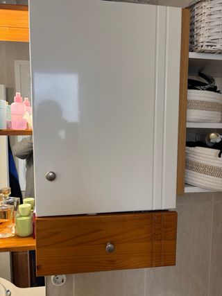 Mueble de baño blanco y madera