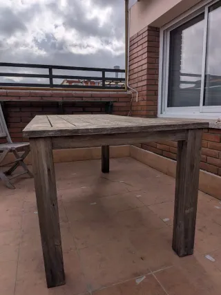 Mesa de madera rústica exterior