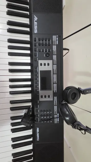 Piano con funda de notas musicales