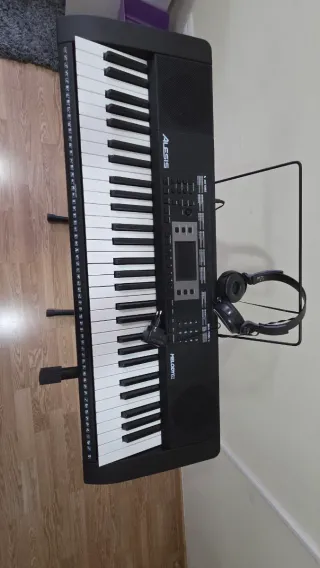 Piano con funda de notas musicales