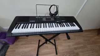 Piano con funda de notas musicales