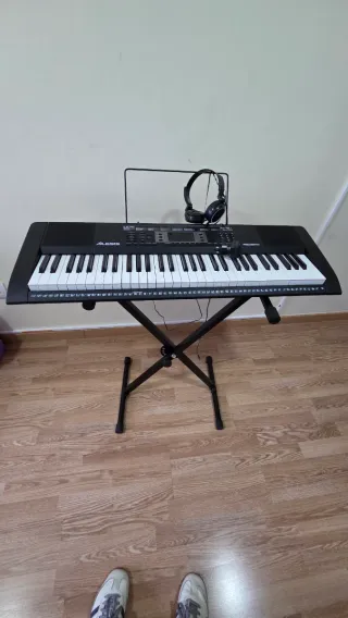 Piano con funda de notas musicales