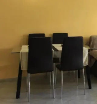 Mesa cristal 1.90x0.90m + 4 sillas negras