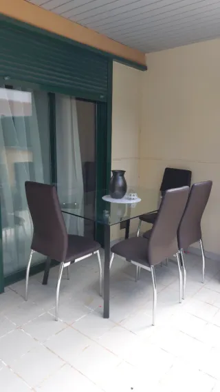 Mesa cristal 1.90x0.90m + 4 sillas negras