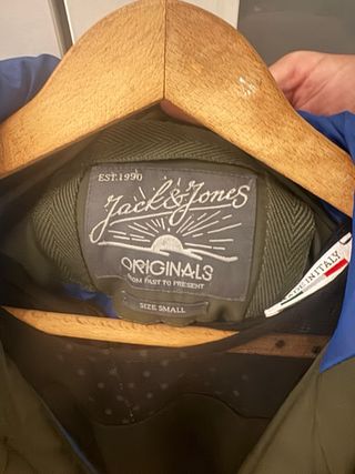 Abrigo verde militar con capucha