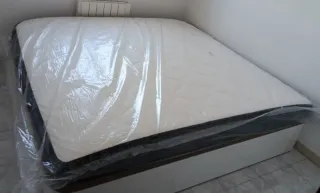 Liquidazione di letti con base o testiera imbottita