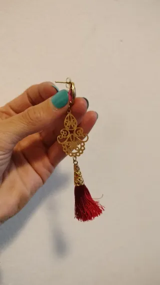 Pendientes largos dorados con borla roja