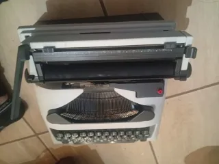 Máquina de escribir Olivetti Lettera 10