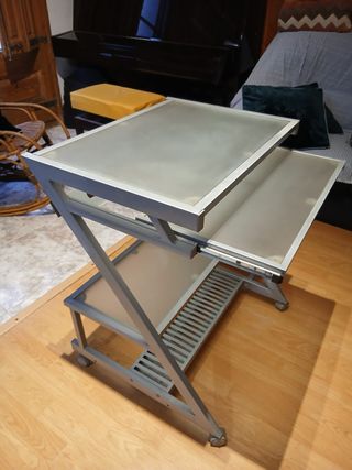 Tavolo per computer Z in vetro e metallo con ruote