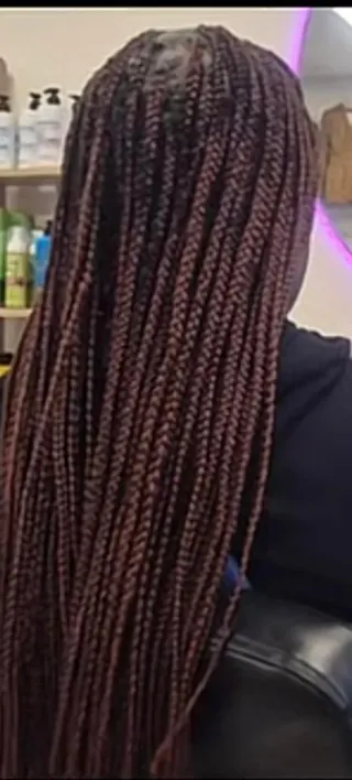 Trenzas de caja con extensiones naranjas