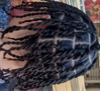 Trenzas de caja con extensiones naranjas