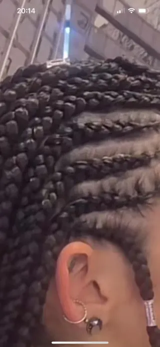 Trenzas de caja con extensiones naranjas