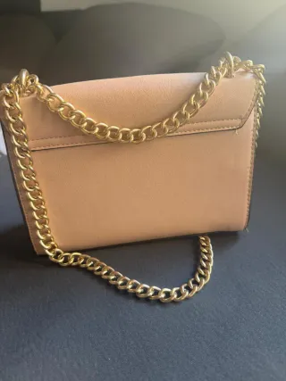 Bolso beige con perlas y cadena dorada