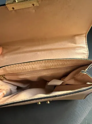 Bolso beige con perlas y cadena dorada