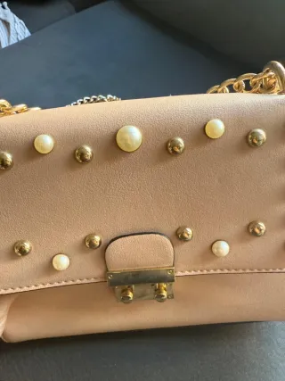 Bolso beige con perlas y cadena dorada