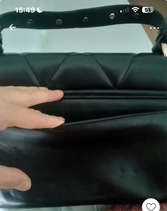 Bolso negro vintage con detalles dorados