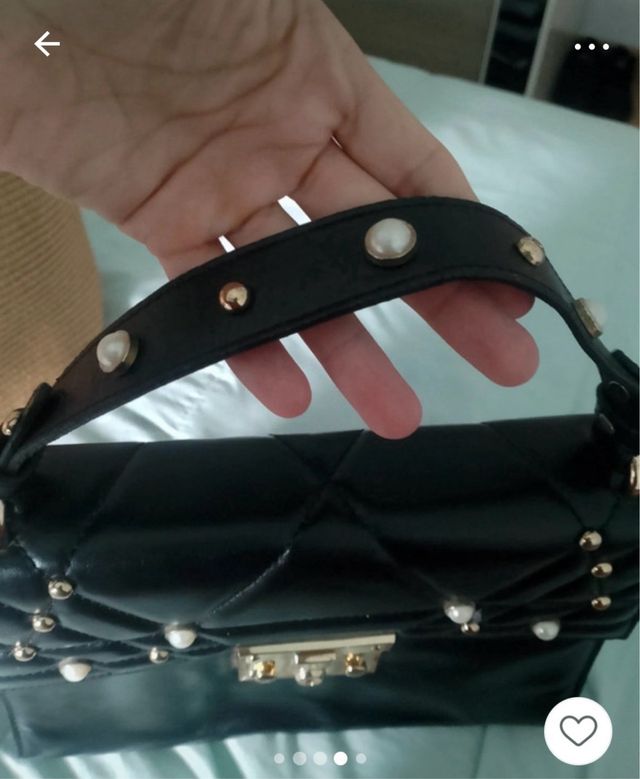 Bolso negro vintage con detalles dorados