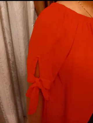 Camicia rossa manica corta con fiocchi