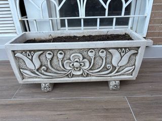 Jardinera de piedra con relieve floral