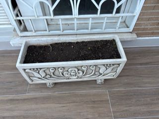 Jardinera de piedra con relieve floral