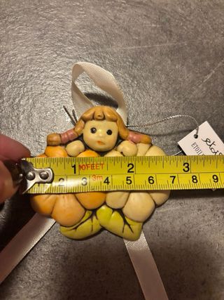 Statuetta bimba con fiori