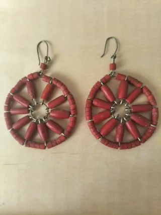 Pendientes largos redondos rojos
