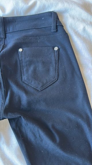 Pantalón vaquero negro y tela