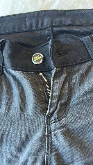 Pantalón vaquero negro y tela