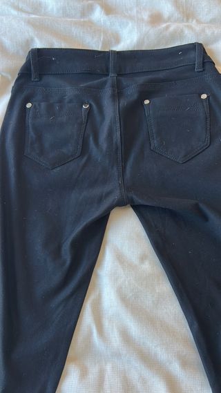 Pantalón vaquero negro y tela