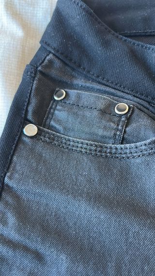 Pantalón vaquero negro y tela