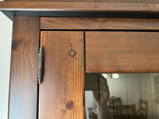 Mueble de madera maciza con vitrina