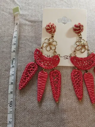 Orecchini boho in rafia intrecciata dorati e rossi