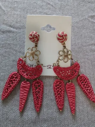 Orecchini boho in rafia intrecciata dorati e rossi