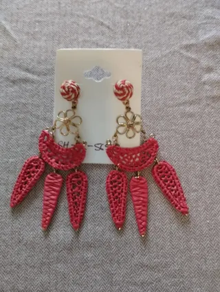 Orecchini boho in rafia intrecciata dorati e rossi