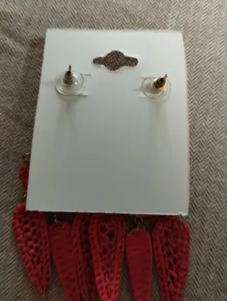 Orecchini boho in rafia intrecciata dorati e rossi